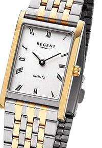 Montre rectangulaire en argent et or avec un mouvement à quartz, cadran blanc, chiffres romains noirs et bracelet en métal bicolore. Accent en or sur la couronne.