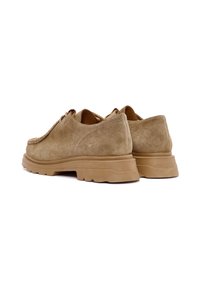 Chaussures en daim tan avec une finition texturée, bout rond et semelle en caoutchouc épaisse. Présente deux œillets pour les lacets et des détails de couture subtils.