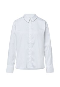 Biała koszula z wywiniętym kołnierzykiem, ozdobiona srebrnym detalem łańcuszka przy szyi. Posiada długie rękawy i zapięcie na guziki. Gładka faktura materiału.