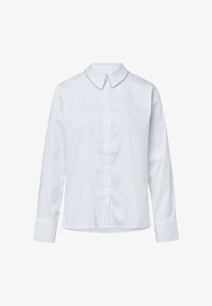 Camicia bianca con colletto a punta, adornata con un dettaglio in catena d'argento al collo. Presenta maniche lunghe e chiusura con bottoni. Tessuto dalla consistenza liscia.