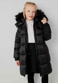 Sort pufferjakke med hætte og faux fur-kant, der har en lynlås foran og ribbede manchetter. Glat, shiny tekstur og quiltet design.