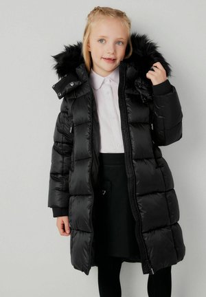 Mustalane puffer-kate, millel on kapuuts ja kunstkarv. Ees on lukuga ja soonikuga mansetid. Sile, särav tekstuur ja tikkimistöö.