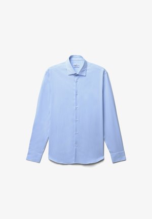 Camicia azzurro chiaro con piccoli righe verticali bianche. Presenta un colletto ampio, maniche lunghe e orlo dritto. Tessuto dalla trama liscia.
