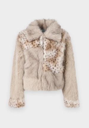 Chaqueta corta de piel sintética en beige con una textura suave, que presenta un cuello y patrones de manchas en las mangas y el cuerpo.