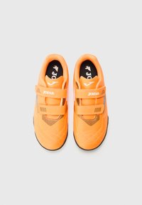 Oransje sportsko med teksturert overdel, borrelåsremmer og svart innersåle med "joma"-logo. Gummisul for godt grep.