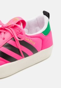 adidas Originals GAZELLE HOME UNISEX - Αθλητικά παπούτσια - lucid pink/off white/core black