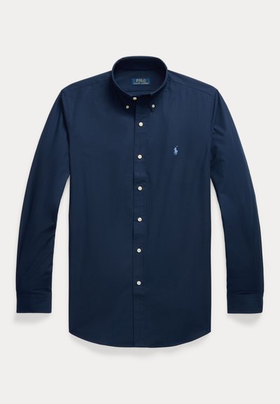Marineblaues, langärmliges Hemd mit durchgehender Knopfleiste, geknöpftem Kragen und kleinem hellblauem, gesticktem Logo auf der Brust.