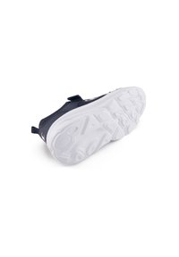 Granatowe buty sportowe z teksturowanej tkaniny, biała gumowa podeszwa oraz pętle na pięcie ułatwiające zakładanie.