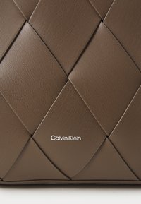 Calvin Klein MEDIUM - Shoppingveske - teak