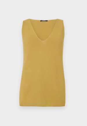 Top sin mangas de color amarillo mostaza con escote en V, hecho de un material de punto texturizado, que presenta un diseño sencillo y de corte recto.