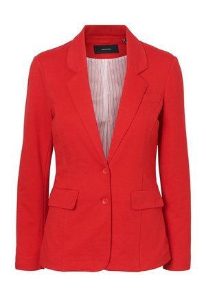 Czerwony blezer wykonany z gładkiego materiału, z kołnierzem typu lapel, dwoma przednimi kieszeniami, zapięciem na jeden guzik oraz w paski podszewką.