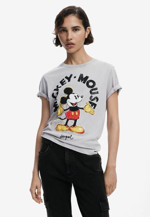 Hellgraues Baumwoll-T-Shirt mit einem bunten Mickey Mouse-Druck und schwarzem Text. Aufgerollte Ärmel und lockere Passform. Schwarze Denim-Hose.