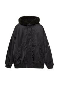 Schwarze Bomberjacke mit einer flauschigen schwarzen Kapuze, ausgestattet mit einer Reißverschlusstasche an einem Ärmel und zwei Seitentaschen, aus glattem, satinartigem Material gefertigt.