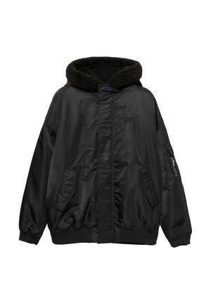 Jachetă bomber neagră cu glugă pufoasă neagră, prevăzută cu un buzunar cu fermoar pe un mânecă și două buzunare laterale, realizată dintr-un material neted, asemănător satinului.