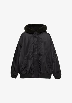 Blouson aviateur noir avec une capuche noire duveteuse, doté d'une poche zippée sur une manche et de deux poches latérales, fabriqué en matériau lisse et satinée.