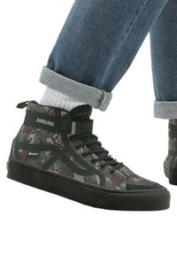 Sneaker alte con un motivo camouflage e accenti neri. Suola in gomma, tessuto testurizzato e design con lacci. Presenta una patch con marchio.