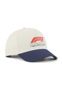 Biała czapka z granatowym brzegiem, ozdobiona logo F1 oraz napisem "Silverstone Formula 1 British Grand Prix 2015" w kolorach czerwonym i szarym. Wykonana z miękkiego materiału.