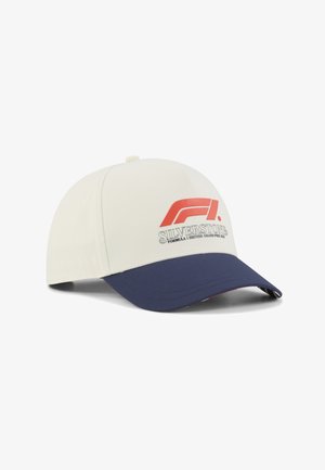 Cappello bianco con visiera blu navy, con logo F1 e testo "Silverstone Formula 1 British Grand Prix 2015" in rosso e grigio. Tessuto morbido.