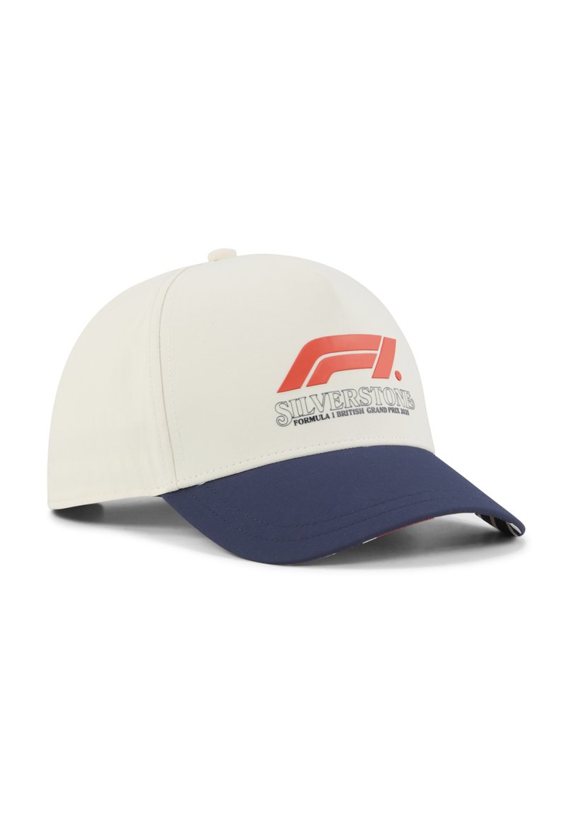 Biała czapka z granatowym brzegiem, ozdobiona logo F1 oraz napisem "Silverstone Formula 1 British Grand Prix 2015" w kolorach czerwonym i szarym. Wykonana z miękkiego materiału.