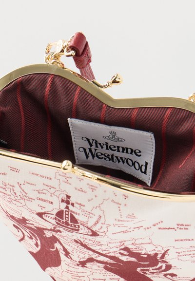 Τσάντα με κούμπωμα, εξωτερικό με εκτύπωση χάρτη, χρυσό μεταλλικό πλαίσιο, κόκκινη ριγέ εσωτερική επένδυση και λευκή ετι κέτα Vivienne Westwood στο εσωτερικό.