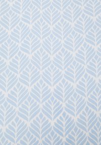 Bomuldsstof med et gentaget mønster af lyseblå blade på en hvid baggrund; glat tekstur og subtilt designdetalje.