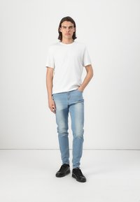 TOM TAILOR BASIC CREW NECK - Camiseta básica - white