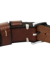 Leren horlogeband in bruin met zwarte accenten, gestructureerde afwerking, witte stiksels en een zilveren metalen gesp detail.