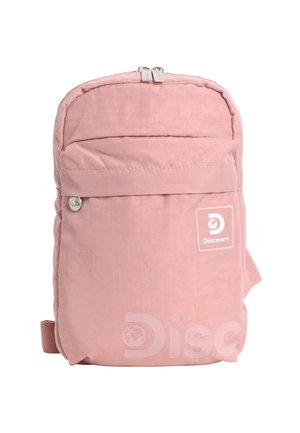 Rosa Rucksack mit Frontreißverschlusstasche und Discovery-Logo-Patch, ausgestattet mit zwei silbernen Reißverschlussgriffen am Hauptfach.