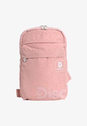 Rosa Rucksack mit Frontreißverschlusstasche und Discovery-Logo-Patch, ausgestattet mit zwei silbernen Reißverschlussgriffen am Hauptfach.