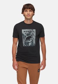 Zwarte katoenen t-shirt met een grijze mammoetafbeelding en de tekst "MAMMUT". Korte mouwen en ronde hals voor een casual fit.