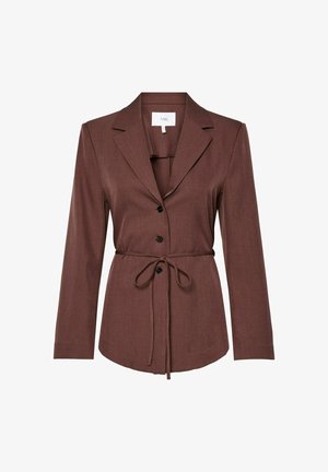 Blazer marrón a medida con solapas de muesca, tres botones negros en la parte delantera y un cinturón delgado de la misma tela atado en la cintura.