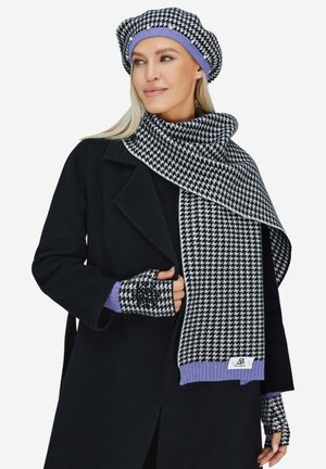 Sciarpa pied de poule in bianco e nero con accenti lavanda, basco abbinato e guanti senza dita. Tessuto morbido a maglia e design stratificato.