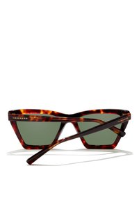 Ochelari de soare din scoică cu rame hexagonale, lentile verzi și logo auriu pe față. Tempi subțiri și unghiulari creează un design modern.