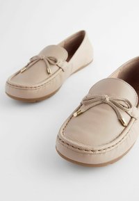Next FOREVER COMFORT BOW DRIVER REGULAR FIT - Mokasinai - nude