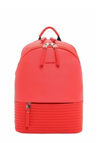 Zaino rosso con texture, doppia cerniera, parte superiore curva e sezione inferiore rigata. Dotato di spallacci regolabili e maniglia superiore per il trasporto.
