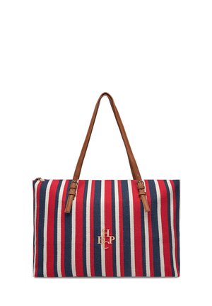 Borsa a mano rettangolare con righe verticali rosse, bianche e blu, manici in pelle marrone e logo con iniziali in tonalità oro al centro frontale.