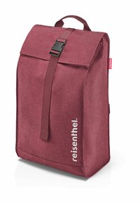 Mochila de tela roja con solapa plegable, correa ajustable y logo impreso en blanco. Presenta un diseño resistente y forma rectangular.