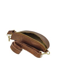 Pochette en cuir marron au design arrondi et fermeture éclair dorée. Elle possède une bandoulière amovible et une surface texturée. S'ouvre sur un intérieur uni.