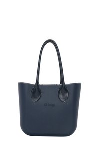 Granatowa torba na ramię wykonana z materiału syntetycznego, z dwoma solidnymi uchwytami i zaokrąglonym kształtem. Posiada subtelne ukośne akcenty oraz logo.
