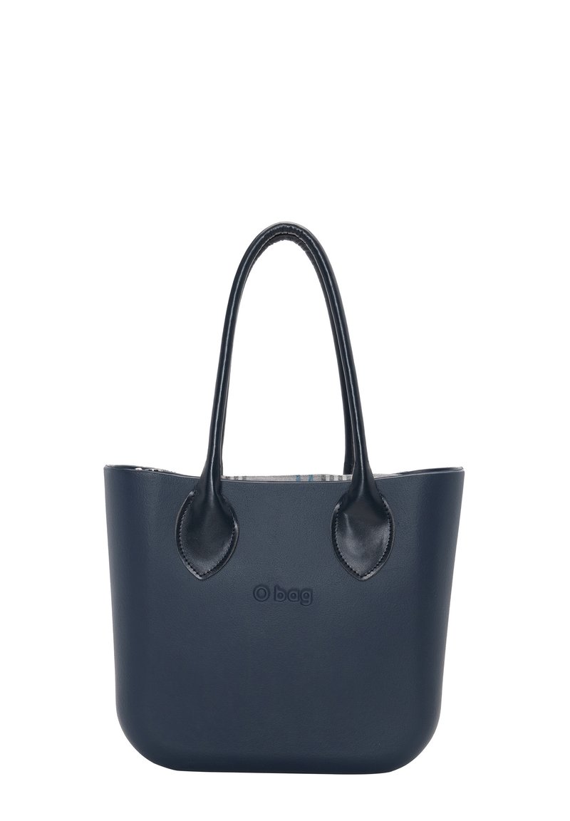 Granatowa torba na ramię wykonana z materiału syntetycznego, z dwoma solidnymi uchwytami i zaokrąglonym kształtem. Posiada subtelne ukośne akcenty oraz logo.