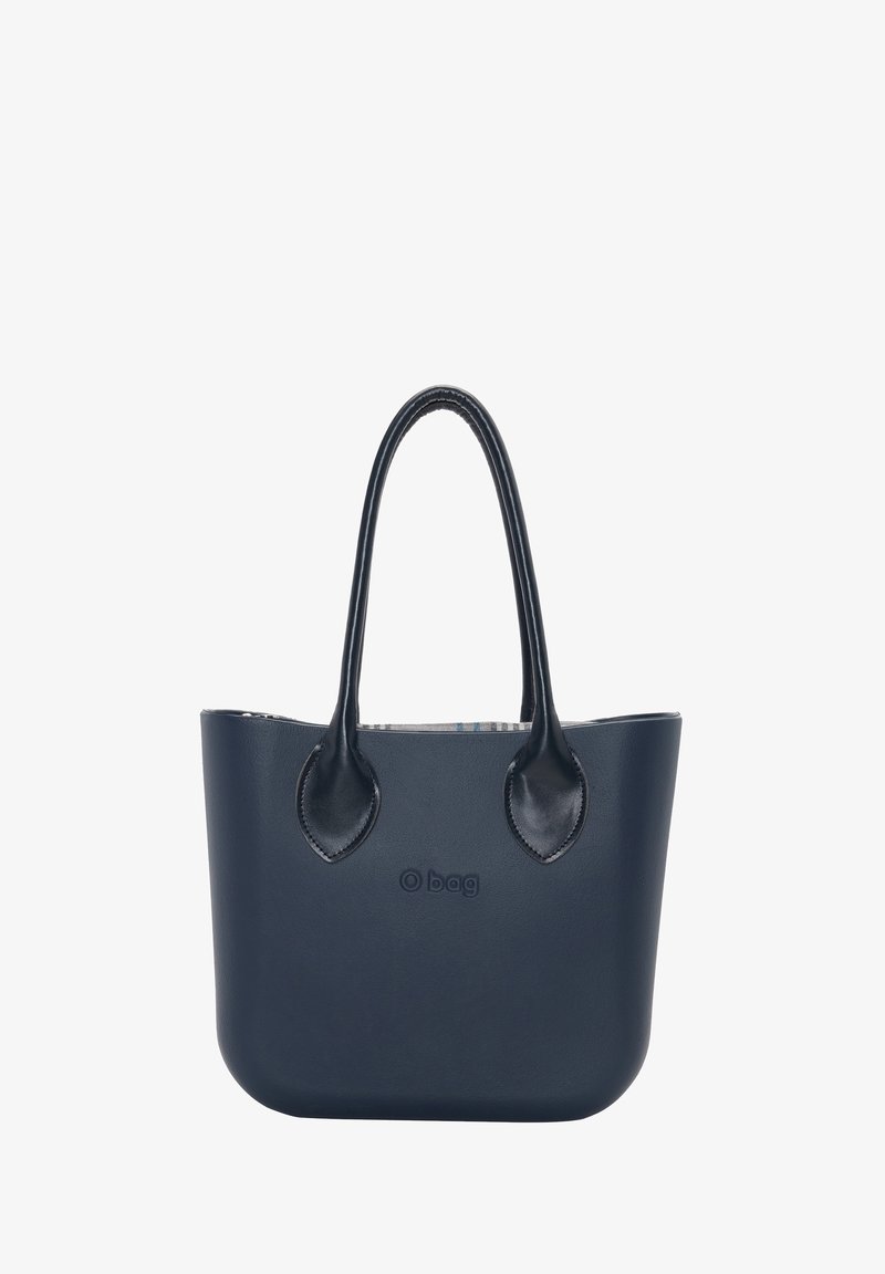 Marineblaue Tragetasche aus synthetischem Material, mit zwei stabilen Griffen und runder Form. Verfügt über dezente, schräge Akzente und ein Logo.