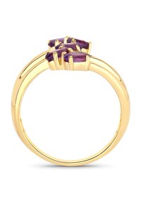 Goldring mit drei dunkelvioletten Edelsteinen, die in Krappenfassungen eingesetzt sind. Der Ring ist glatt und poliert und zeigt ein elegantes Design.