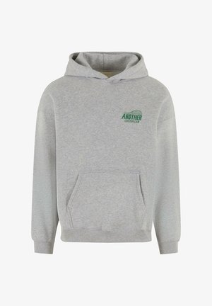 Grau Baumwoll-Hoodie mit einer vorderen Kängurutasche, gerippten Bündchen und Saum sowie einem grünen "ANOTHER COTTON LAB"-Logo auf der linken Brust.