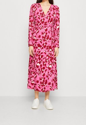 Lichtroze overslagjurk met lange mouwen en een gedurfd rood-wit luipaardprint, voorzien van een ceintuur en een vloeiende zoom tot halverwege de kuit.