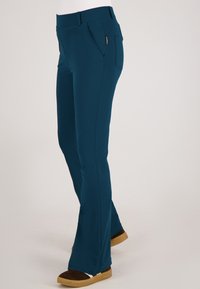 Teal, rekbare broek met een rechte pijp, voorzien van twee zakken aan de voorkant, een brede tailleband en een merklabel aan de zijkant.