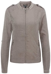 Chaqueta gris claro con una textura suave, cierre de cremallera, dos bolsillos frontales con cremallera y hombreras. Presenta un cuello redondo y mangas largas.