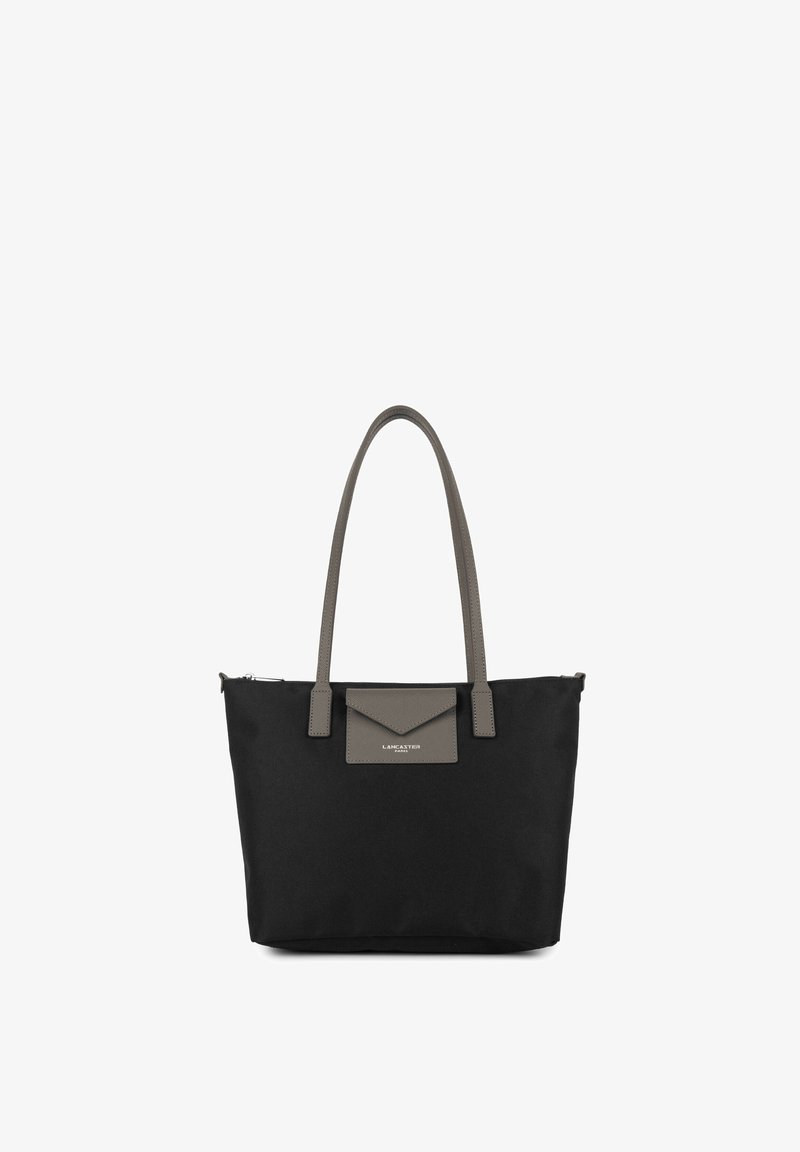 Sac cabas noir avec longues anses grises et poche avant à rabat gris avec le logo Lancaster Paris.
