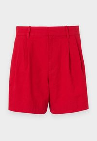 Shorts en lin rouges à taille haute, présentant des plis à l'avant et une texture lisse. Design taillé avec des passants de ceinture standard.
