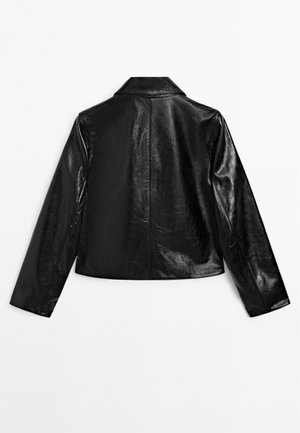 Veste en cuir noir avec une finition brillante, dotée d'un col classique et de manches longues. Le design est ajusté avec un ourlet droit et un minimum de détails.