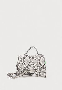 Handväska med ormmönster i svart och vitt, med stilrena linjer, en strukturerad form, ett övre handtag och en avtagbar axelrem.